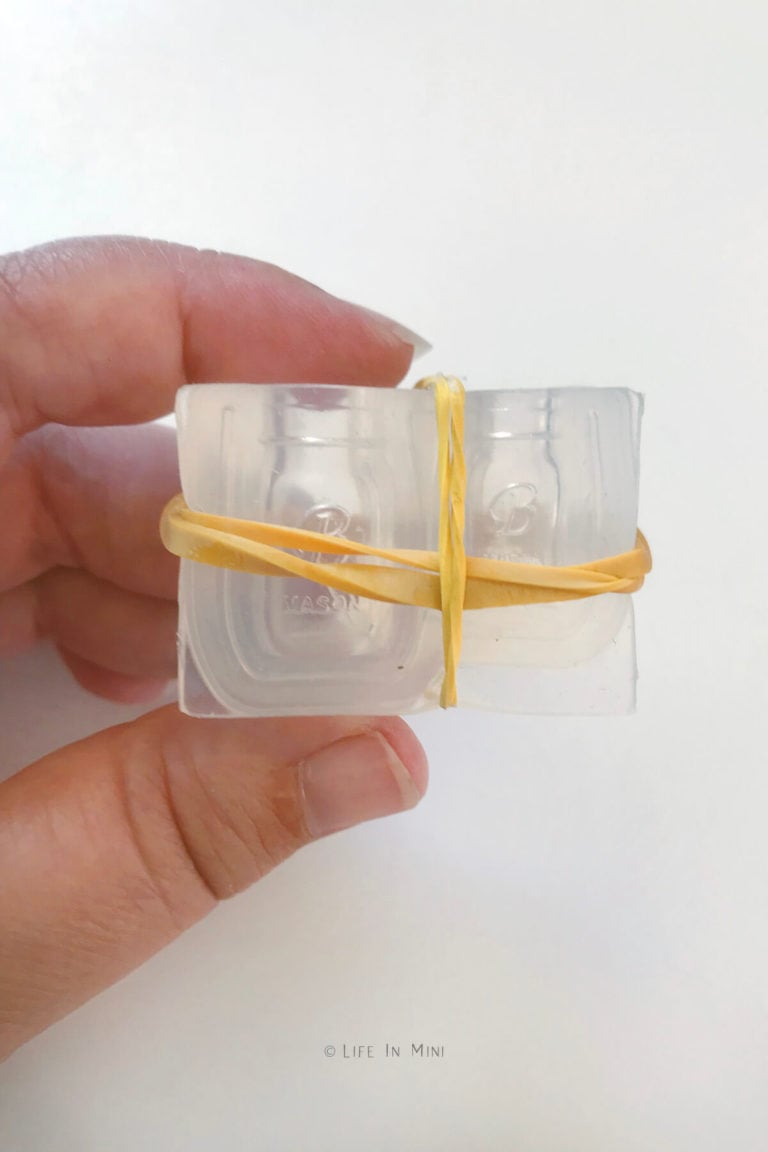 Securing a clear silicone mold with rubber bands