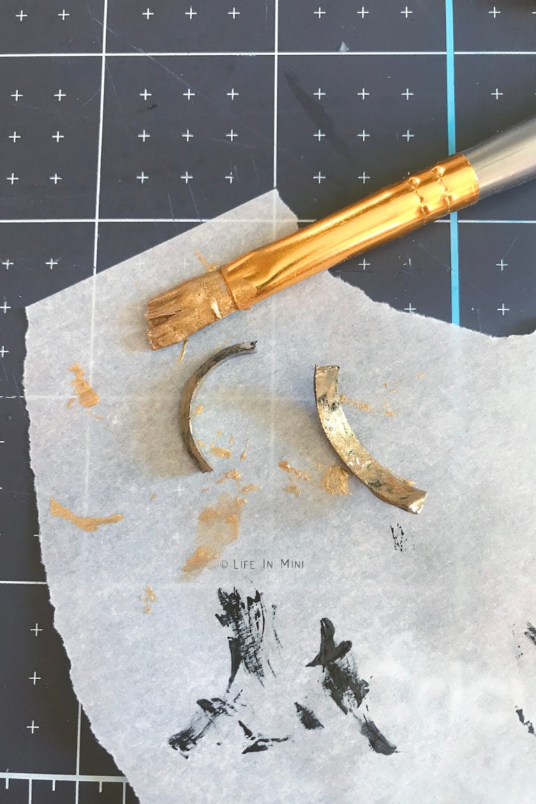 Painting the halved plastic loop gold